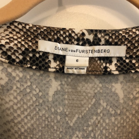 DVF wrap dress size 6 snake pattern - Picture 3 of 16